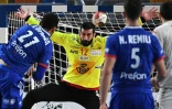 Le gardien de but espagnol Rodrigo Corrales tente de bloquer un tir de l'arrière droit français Adrien Dipanda, lors du match pour la 3e place du Mondial de handball, le 31 janvier 2021 au Caire