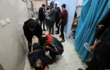 Un blessé allongé sur le sol dans un couloir de l'hôpital Nasser à Khan Younès, dans le sud de la bande de Gaza, le 3 décembre 2023