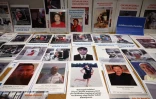 Des photos de membres de la minorité ouïghoure détenus en Chine présentées lors d'une conférence de presse, le 10 mai 2022 à Istanbul, en Turquie