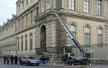 Des policiers près d'un monte-charge utilisé lors d'un cambriolage au musée du Louvre, le 19 octobre 2025 à Paris 
