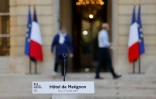 Un pupitre installé à l'Hôtel de Matignon avant une prise de parole de l'actuel Premier ministre Gabriel Attal, le 7 juillet 2024 à Paris