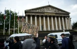 Environ 500 personnes, selon la police, ont manifesté devant l'Assemblée aux cris de "Tout le monde emmerde le 49-3", "la vraie démocratie, elle est ici"