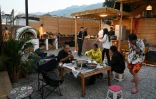 Des Chinois partagent un repas dans une "maison de retraite pour jeunes" à Dali, dans la province du Yunnan, dans le sud-ouest de la Chine, le 2 avril 2025
