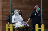 Un patient est acheminé à l'hôpital Wyckoff dans le quartier de Brooklyn à New York 