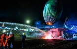 Quelque 200 ballons fabriqués artisanalement sont lancés dans les airs au cours du festival des Lumières de Taunggyi, dans le nord-est de la Birmanie