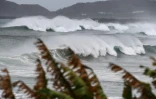 De fortes vagues balayent la côte à Makurazaki (Japon) le 6 septembre 2020 alors qu'approche le typhon Haishen