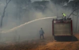 Des secouristes et des pompiers libanais éteignent un incendie provoqué par une frappe israélienne dans une forêt de la ville de Marjayoun, dans le sud du Liban, le 13 juin 2024