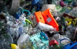 Bidons, bouteilles, filets de pêches, jouets d'enfants: toutes sortes de déchets plastiques sont utilisés par l'artiste et activiste canadien Benjamin Von Wong dans son installation intitulée "le fardeau du penseur" devant le siège de l'ONU à Genève, où se tiennent les négociations internationales sur la réduction de la pollution plastique du mardi 5 aout au jeudi 14 aout 2025
