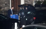 Un policier transportant un carton de documents sort de la résidence de l'ex-ministre et ancien ambassadeur britannique, Peter Mandelson, dans le centre de Londres, le 6 février 2026