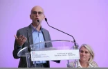 Olivier Schwartz, virologue à l'institut Pasteur (g), aux côtés de la ministre de la Santé, Stéphanie Rist, fait le point sur la situation concernant l'hantavirus lors d'une conférence de presse à Paris, le 12 mai 2026