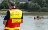 Des pompiers inspectent la Loire à proximité du lieu où Steve Maia Caniço a disparu, à Nantes, le 25 juin 2019