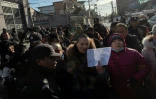 Li Wenzu, la femme de l'avocat Wang Quanzhang, est encerclée par les forces de sécurité chinoise devant le tribunal de Hongsecun, le 28 décembre 2018 à Pékin