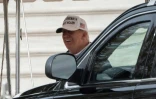 Donald Trump s'apprête à monter dans sa voiture officielle pour aller jouer au golf, le 22 novembre 2020 à Washington