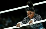 L'Américaine Simone Biles participe à l'épreuve des barres asymétriques lors des qualifications féminines de gymnastique artistique aux JO-2024 à l'Arena Bercy à Paris, le 28 juillet 2024