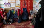 Hasina, volontaire dans le cadre d'un programme de l'Unicef, reçoit des femmes et leurs enfants dans un poste de santé du village de Gandanchusma, dans la province de Badakhshan, le 25 février 2024 en Afghanistan