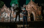 Un policier birman monte la garde dans le site de Bagan, déserté par les touristes et menacé par les pillards, le 22 juin 2020