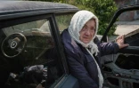 Galina Abdurashikova, une Ukrainienne de 65 ans, dans un véhicule abandonné devant son domicile détruit par des bombardements, le 7 mai 2022 à Severodonetsk (est de l'Ukraine)