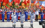 Les astronautes chinois Cai Xuzhe (g), Chen Dong (c) et Liu Yang lors d'une cérémonie avant leur décollage à bord d'une fusée Longue-Marche 2F pour leur mission Shenzhou-14, le 5 juin 2022 au centre de lancement de Jiuquan, dans le nord-ouest de la Chine