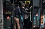 Des usagers tentent de monter dans un bus le 2 janvier 2020 à Paris