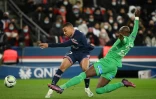 L'attaquant du Paris Saint-Germain Kylian Mbappé marque son 2e but malgré le retour du milieu de terrain stéphanois Eliaquim Mangala, lors de la 26e journée de Ligue 1, le 26 février 2022 au Parc des Princes