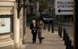 Boris Johnson et sa compagne Carrie Symonds arrivent au bureau de vote le 6 mai 2021 à Londres