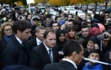 Le Premier ministre Stefan Lofven (c) à son arrivée à l'école de Trollhättan, dans le sud-ouest de la Suède, le 22 octobre 2015