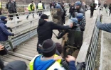 Capture d'écran d'une vidéo montrant un homme supposé être Christophe Dettinger face à la police pendant une manifestation de "gilets jaunes", à Paris, le 5 janvier 2019