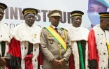 Le colonel Assimi Goita avec les juges de la Cour suprĂŞme lors de son investiture Ă Bamako le 7 juin 2021