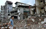 Un homme regarde sa maison démolie dans le cadre de grands travaux décidés par les autorités pour la capitale vietnamienne Hanoï, le 20 mai 2026
