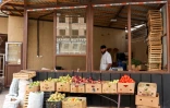 Un vendeur de fruits et légumes à Vakhdat, à l'est de Douchanbé, le 16 septembre 2023 au Tadjikistan