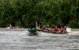 Des migrants transportés en pirogue depuis Bajo Chiquito, dans la province panaméenne de Darien, jusqu'à un poste d'accueil de migrnts à Lajas Blancas, le 21 septembre 2023