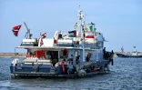 Des militants et défenseurs des droits humains à bord d'un navire quittent le port de Bizerte, dans le nord de la Tunisie, le 14 septembre 2025, pour rejoindre les derniers bateaux participant à la flottille internationale en route pour Gaza