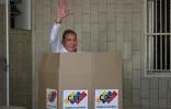 Le candidat de l'opposition à la présidentielle au Venezuela, Edmundo Gonzalez Urrutia, vote dans un bureau de Caracas le 28 juillet 2024
