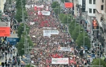 De manifestants défilent pour le droit au logement au lendemain du rejet par les députés d'une série de mesures présentées par le gouvernement, le 3 octobre 2026 à Madrid