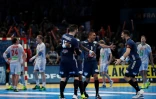 Les handballeurs français célébrant leur victoire lors du Mondial-2017 après un succès en finale contre la Norvège, le 29 janvier 2017 à Paris