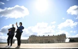 Des visiteurs dans les jardins du château de Versailles, le 6 juin 2020