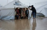 Des enfants sous une tente dans un camp du quartier de Zeitoun, Ă Gaza-ville, inondĂ© aprĂšs le passage de la tempĂȘte Byron, le 11 octobre 2025