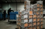 Des cartons contenant des cartes d'électeur non distribuées en attente d'expédition, dans un entrepôt municipal de Bruges, près de Bordeaux, le 12 mars 2026
