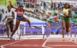 L'Américaine Nia Ali, éliminée sur 100 m haies, après sa chute lors des séries aux Championnats du monde, le 23 juillet 2022 à Eugene (Oregon)