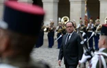 François Hollande lors d'une cérémonie dans la cour des Invalides le 19 novembre 2015 à Paris, six jours après les attaques terroristes