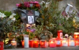Bougies et bouquets de fleurs pour la journaliste maltaise Daphne Caruana Galizia, six mois après son assassinat. Le 16 avril 2018 à La Valette
