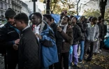 Distribution de nourriture à des migrants rassemblés dans des camps de fortune le 27 octobre 2016 à Paris 