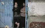 Des femmes à la porte de leur habitation à Lysychansk, en Ukraine, le 26 mai 2022
