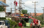 Travaux de maintenance sur des lignes électriques dans le district laotien de Hadxayfong, près de Vientiane, le 22 août 2026  