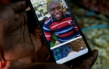 Un membre de la famille montre sur son téléphone portable une photo d'Achille Simo, tué en marge des violences qui secouent le Cameroun depuis la réélection contestée de Paul Biya, le 31 octobre 2025 à Douala 