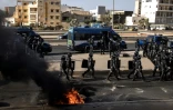Des gendarmes déployés lors de manifestations contre le report de la présidentielle, le 4 février 2024 à Dakar, au Sénégal