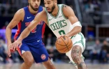 Jayson Tatum (d.), l'ailier des Boston Celtics, devant Cade Cunningham (g.), le meneur des Pistons de Détroit, lors d'un match de NBA, à Détroit, le 26 octobre 2024
