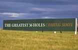 Un panneau annonçant le nouveau parcours, en construction, sur le domaine Trump International Golf Links, à Balmedie, dans l'Aberdeenshire, le 29 octobre 2024 en Écosse