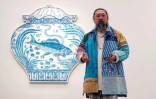 L'artiste japonais Takashi Murakami devant l'une de ses oeuvres "Grass Carp, 2022" exposée à la galerie Gagosian, le 11 mai 2022 à New York