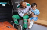 Un infirmer palestinien s'occupe d'un enfant blessé dans un meurtrier bombardement israélien sur un immeuble de la ville de Gaza, le 24 avril 2025